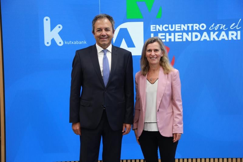 Iñaki Arrieta (director general de Grupo Oteic) y María José Aranguren (directora de Orkestra). 