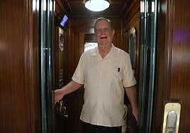 El nobel de Física George Smoot, en el ascensor de su hotel.
