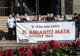 Las víctimas vascas del amianto denuncian que un año después siguen sin recibir la ayuda del fondo