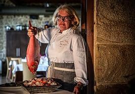 La cocinera del Horma Ondo Jayne Hardcastle, lista para asar un pescado.