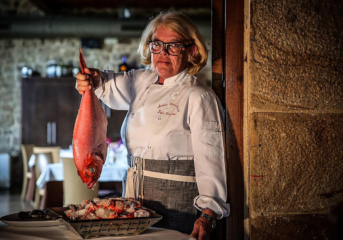 La cocinera del Horma Ondo Jayne Hardcastle, lista para asar un pescado.