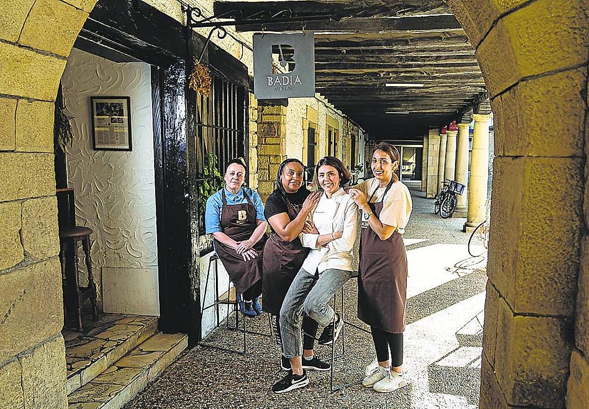 Las responsables del Badia, ante el reconocido restaurante.