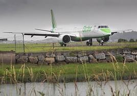 Un avión de Binter, recién aterrizado en el aeropuerto de Hondarribia.