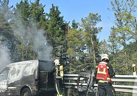 Operarios proceden a sofocar el vehículo incendiado.