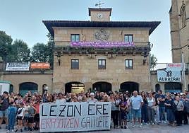 La concentración de este jueves en Gurutze Santuaren plaza de Lezo