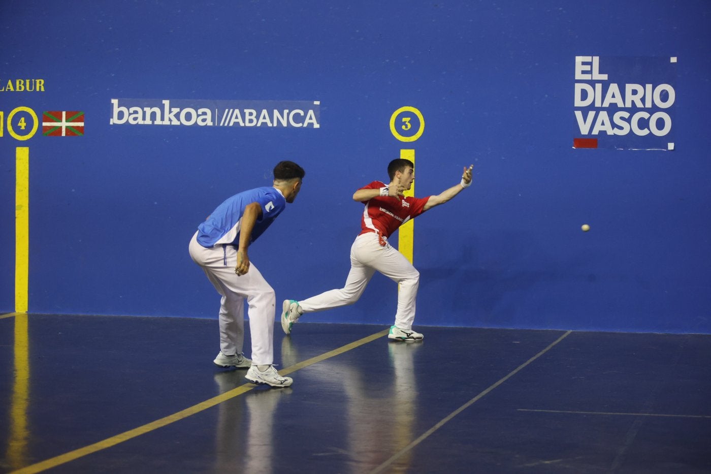 Iruzubieta III intenta una dejada en presencia de Bikandi este viernes en Sopela.
