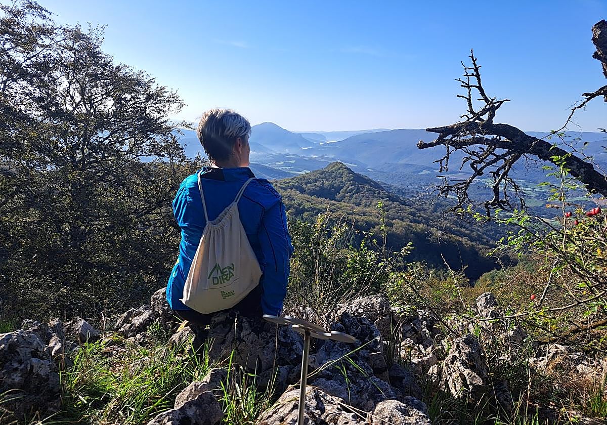 Las vistas de la cima de Aiztondo, sobre cientos de árboles es preciosa.