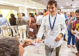 Xabier Alcuaz, en el momento de emitir su voto