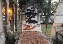 Indignación por el ataque con heces a la tumba de Buesa en Vitoria
