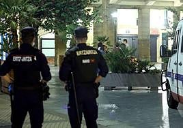 Agente de las Ertzaintza, durante una actuación