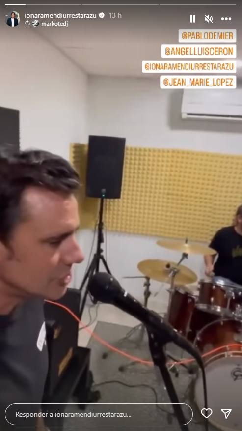 Ion Aramendi, en el estudio de grabación con su grupo de música.