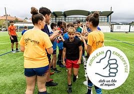 Comprmiso. Los jgadores del Bera Bera hacen pasillo a sus compañeros a la conclusión del entrenamiento en las instalaciones de Berio en Donostia.