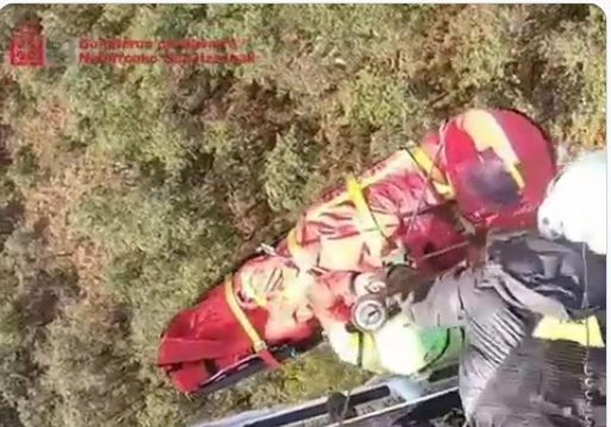 El rescate del hombre herido grave.