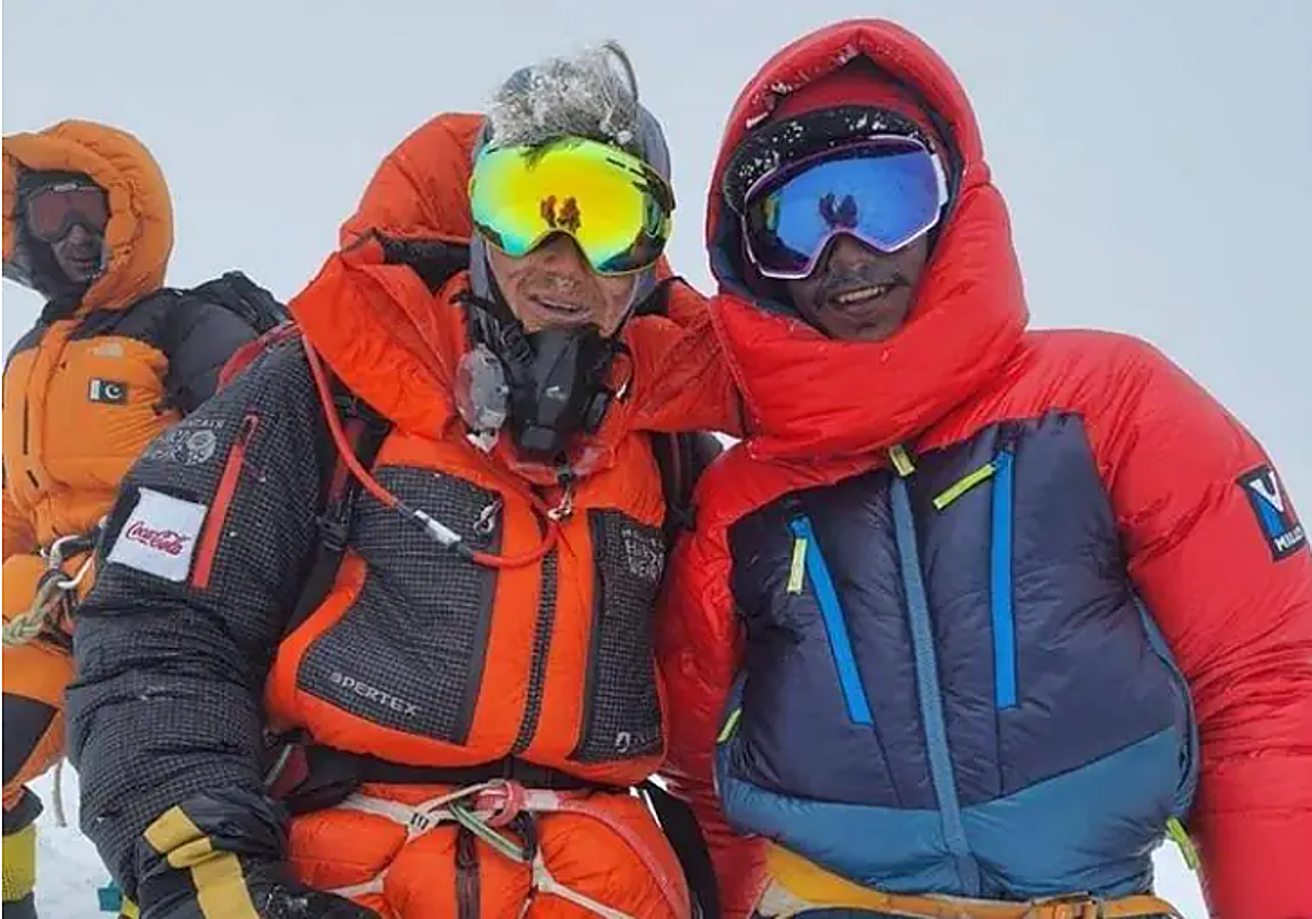 Los dos alpinistas, en la cima del Broad Peak. Abajo, Murtaza Sadpara en el hospital