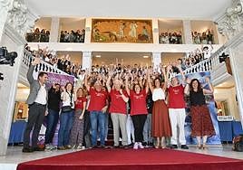 Investigadores, entre ellos los premios Nobel, y estudiantes, ayer en las escaleras del Victoria Eugenia.