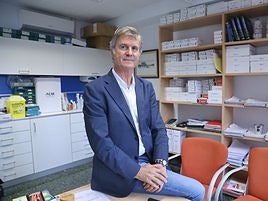 El médico zumarragarra posa en su despacho en la Policlínica Gipuzkoa.