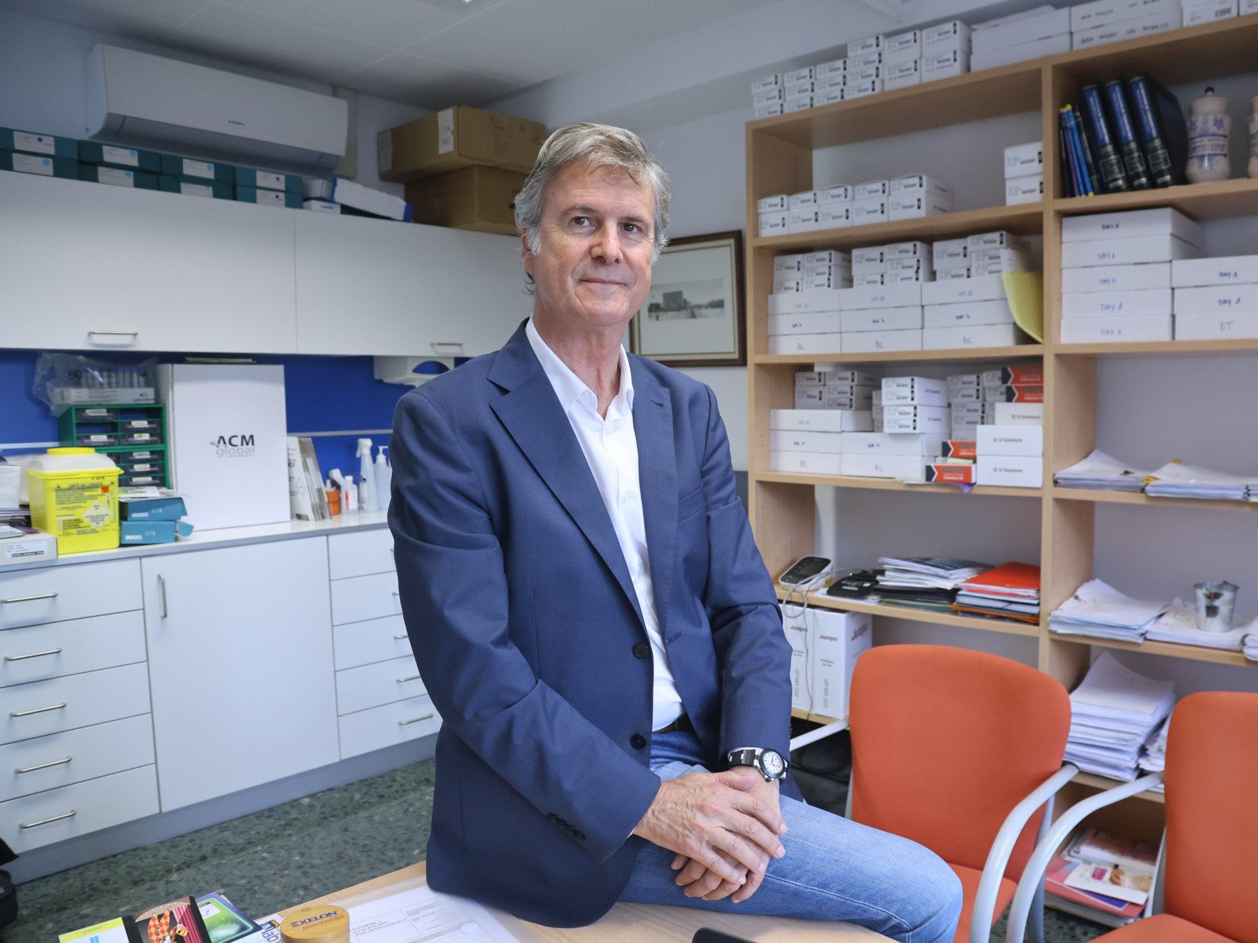 El médico zumarragarra posa en su despacho en la Policlínica Gipuzkoa.