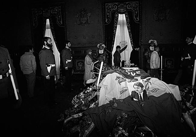 La fotógrafa cubrió en los ochenta innumerables atentados y episodios de violencia. En la imagen, la capilla ardiente del senador Enrique Casas, en el Salón del Trono de la Diputación, en febrero en 1984.