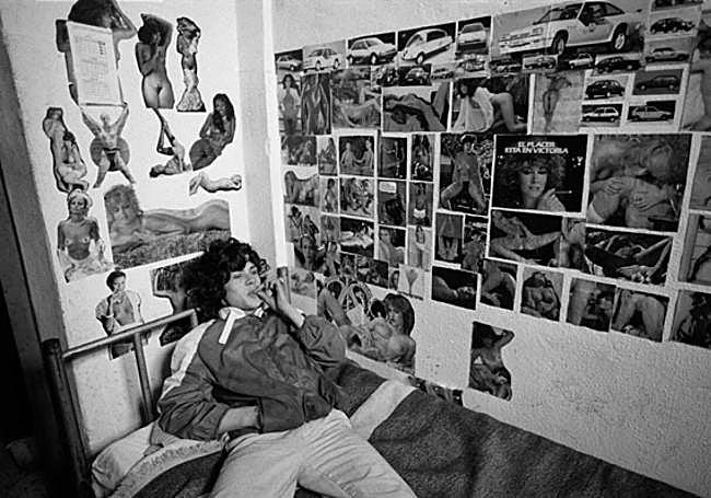 Un recluso en su celda de la cárcel de Martutene, retratado para un reportaje publicado en 1984.