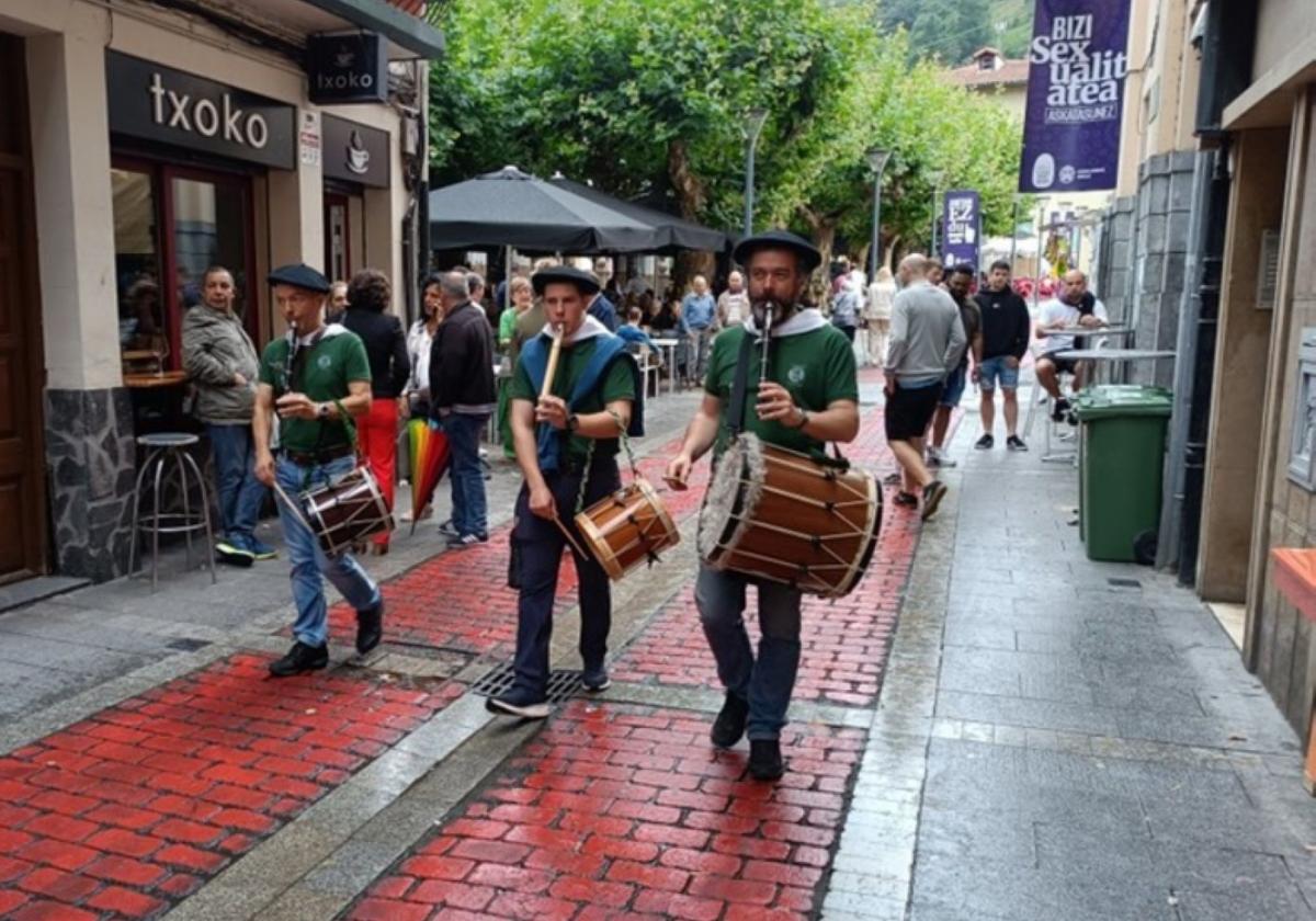 Los txistularis durante su ronda por las calles de la localidad en fiestas.