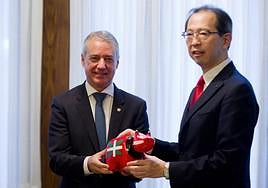 El lehendakari Urkullu y el gobernador de Fukushima, Masao Uchibori, intercambian regalos en una visita a Euskadi del segundo en octubre de 2019.