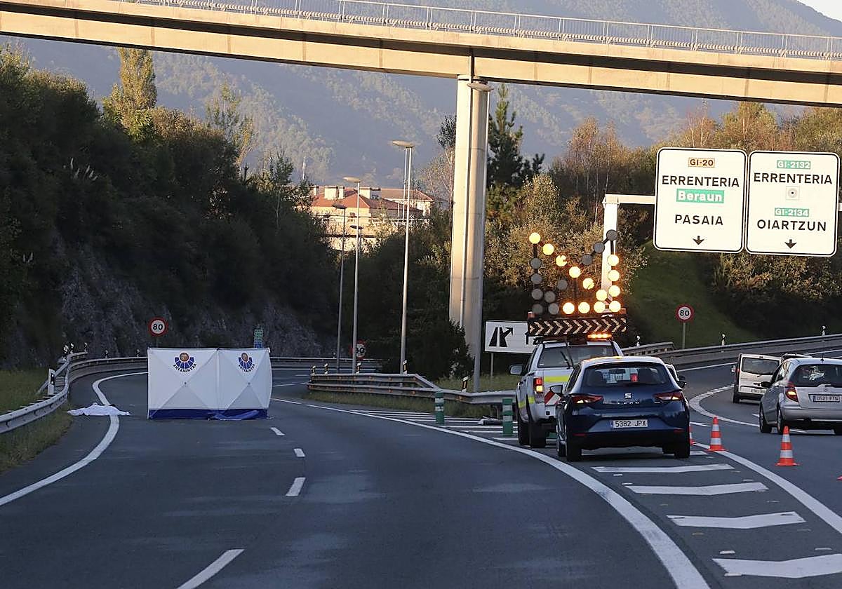 Punto exacto del accidente donde una motorista ha perdido la vida tras colisionar con un coche en Errenteria.
