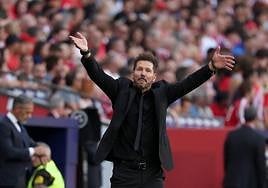 Diego Simeone, durante el partido de Liga entre el Atlético de Madrid y la Real Sociedad.