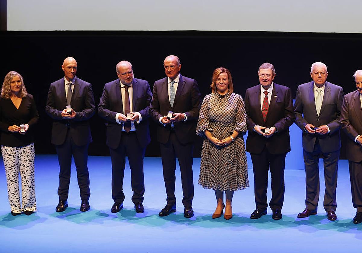 Momento de entrega de la insignia a los expresidentes de Confebask.