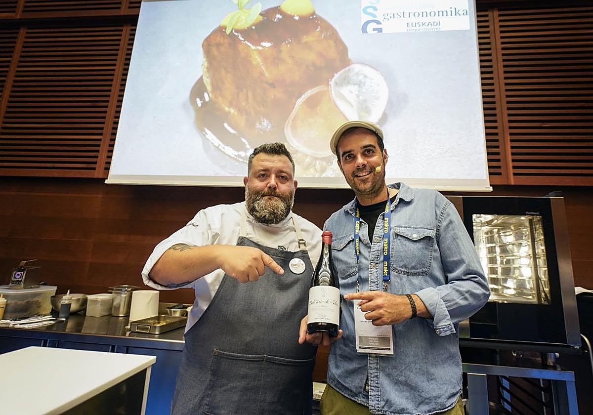 Cucho Íñiguez y Andrés Septiénmuestran uno de los vinos que sedegustó.