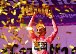 Primoz Roglic celebra su triunfo en el Giro de Italia, en mayo en Roma.