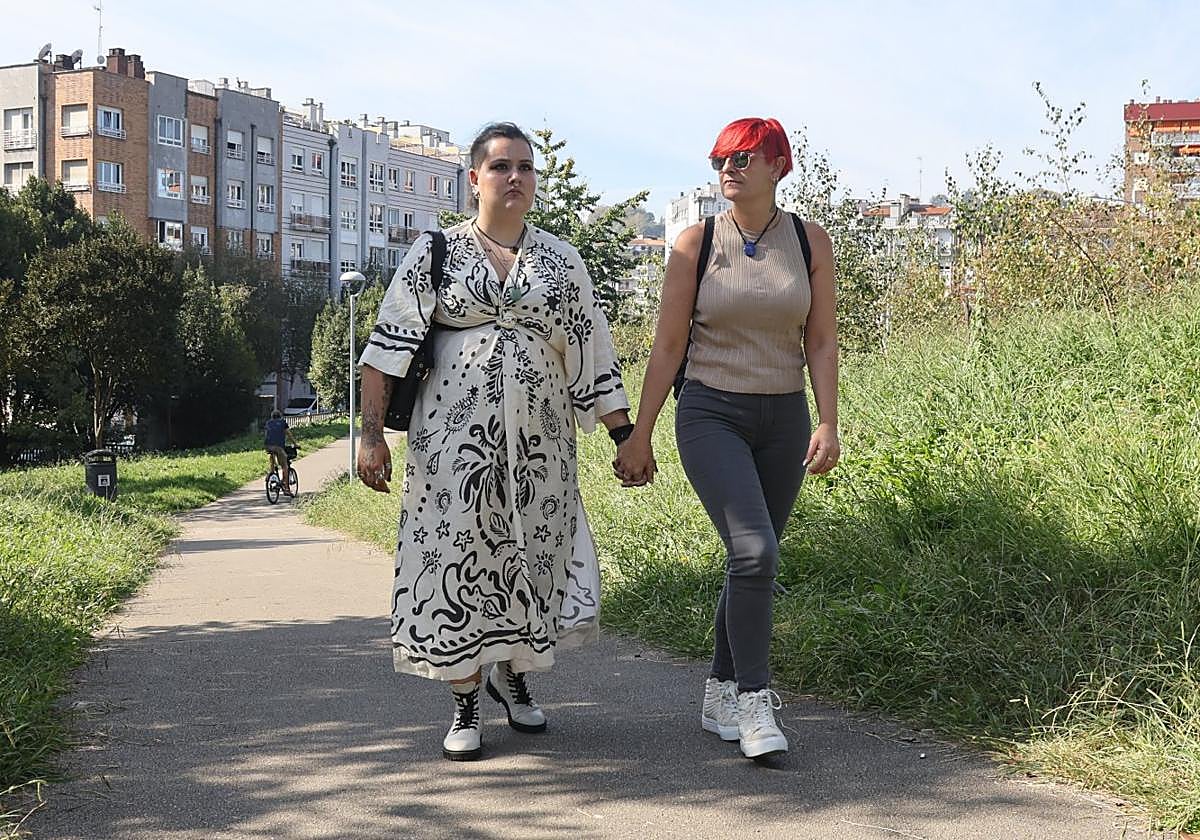 Erika y Diana caminan por un parque en el barrio donostiarra de Amara.