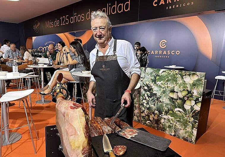 Xabier Aguirre, en el stand de Ibéricos Carrasco en el Kursaal.