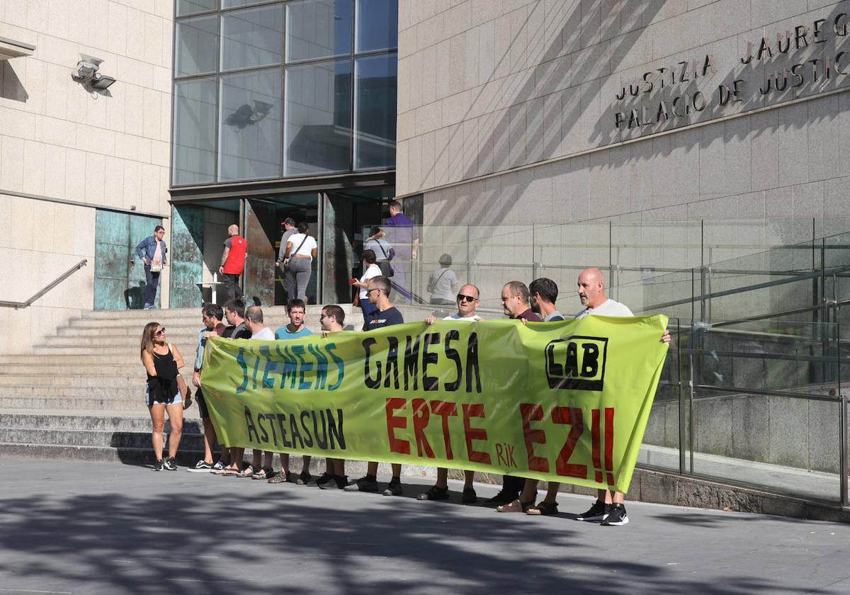 Concentración de los trabajadores ante el Palacio de Justicia de San Sebastián.