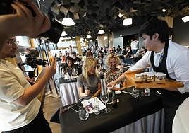 Un camarero sirve el tiramisú, el postre que se degustó en la actividad.