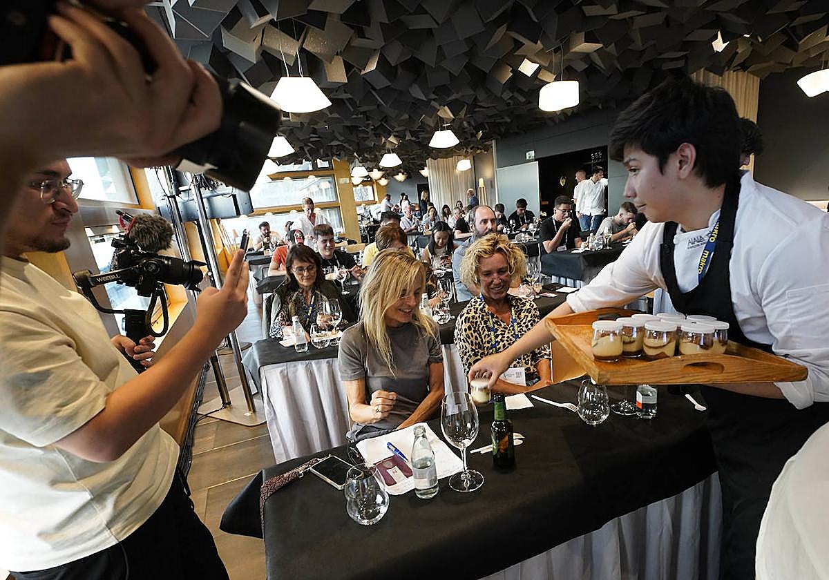 Un camarero sirve el tiramisú, el postre que se degustó en la actividad.