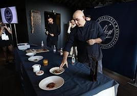 Patxo de Toro explica uno de los platos que cocinó ayer en la sala Muka.