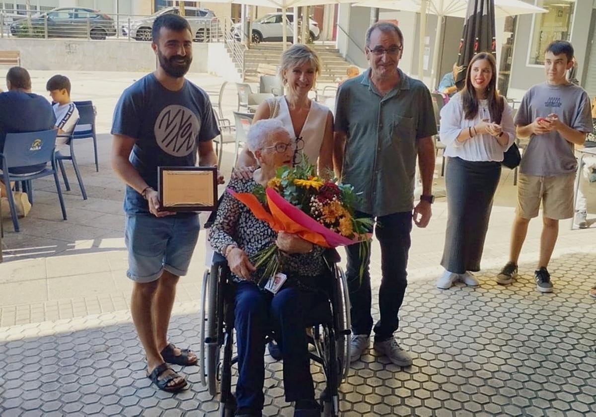 Pazos, Taberna y Alberro junto a la centenaria Vicenta San José.