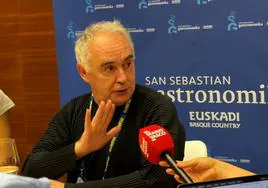 Ferran Adrià durante el encuentro con periodistas en San Sebastián Gastronomika.