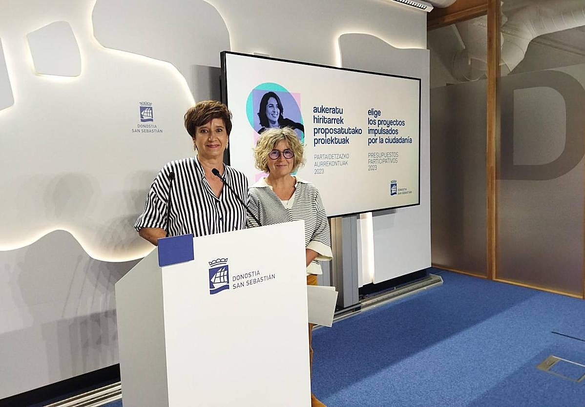 Mariaje Idoeta, concejala de Servicios Sociales, Acción Comunitaria y Barrios, y Amaia Agirreola, directora de Participación Ciudadana del consistorio, han presentado este martes en el Ayuntamiento la propuesta de los presupuestos participativos de Donostia.