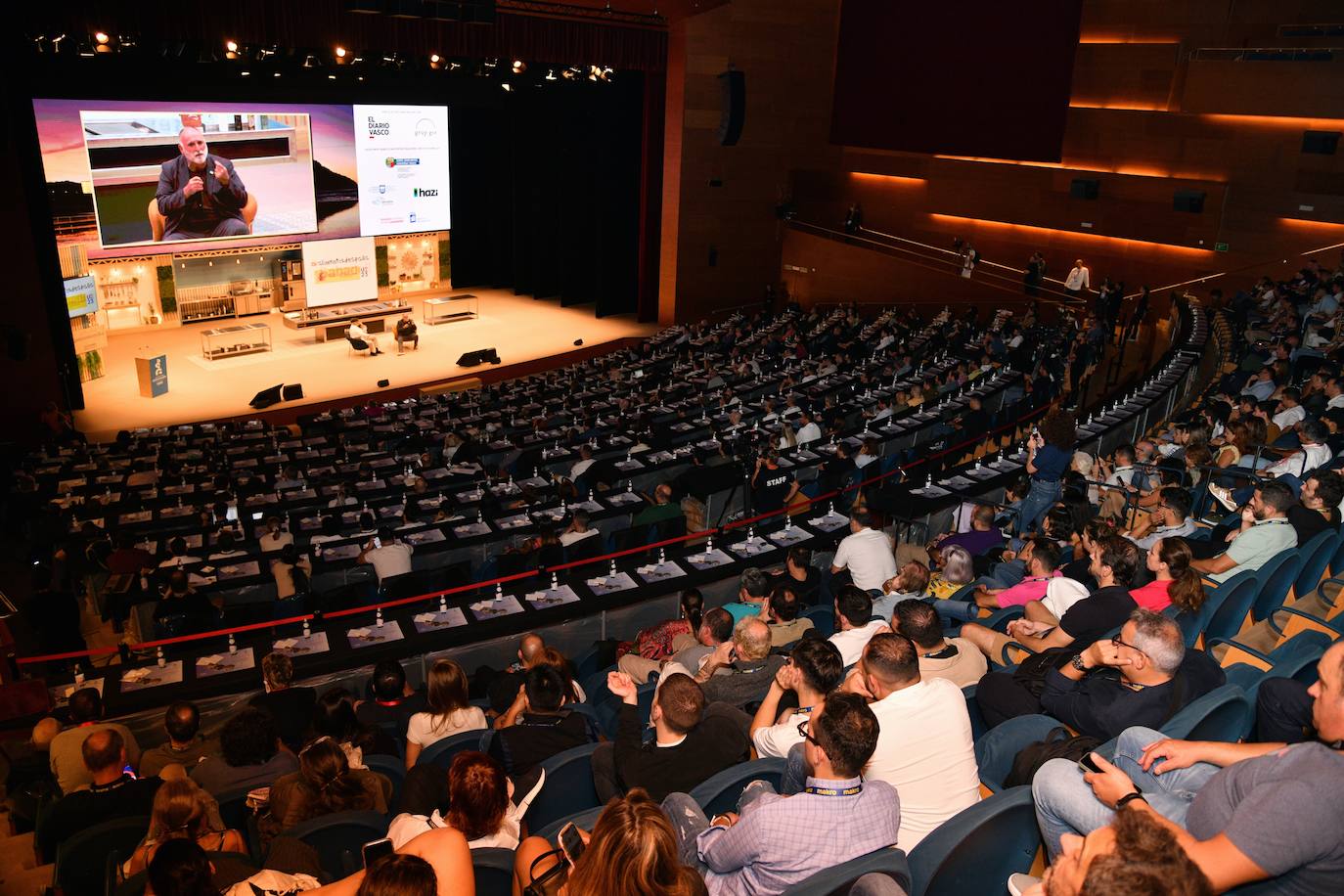 El Kursaal,repleto de congresistas,para seguir la charla de José Andrés.