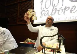 Salvador Férnandez del restaurante 'Borrego' de Murcia von un 'fósil' de txipiron.