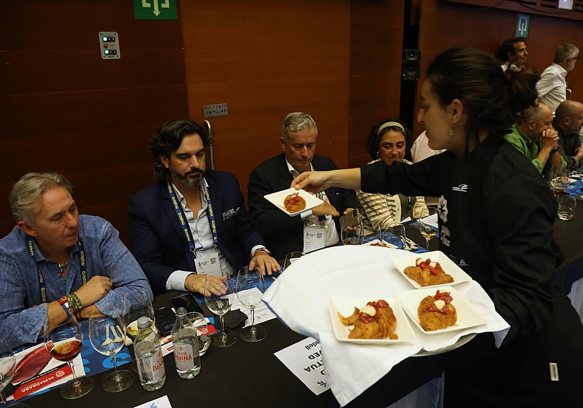 Los asistente pudieron degustar las diferentes partes del atún rojo de alamadraba.