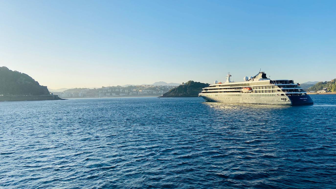 Un crucero en la bahía donostiarra