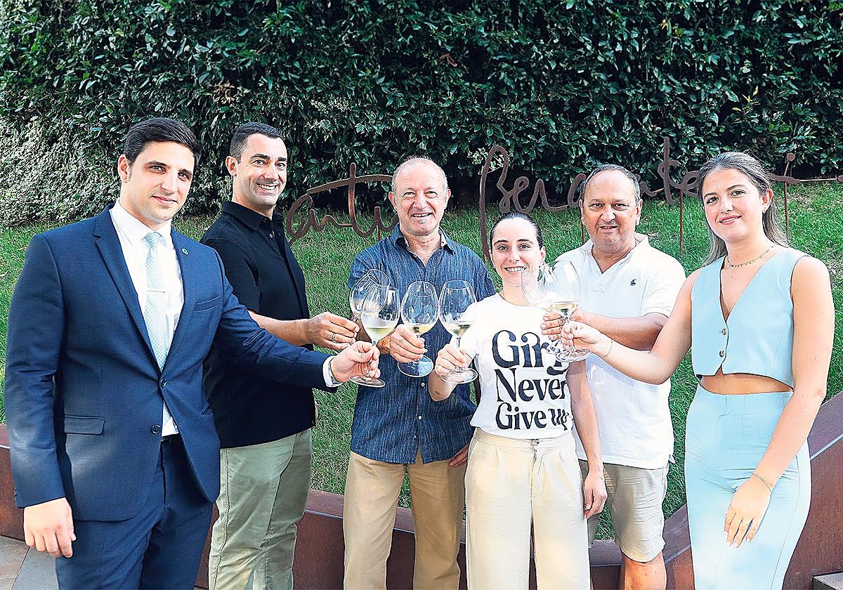 De izquierda a derecha: José Borrella (Martín Berasategui), Javier Caneja (Narru), Joxemi Ayerbe (Gandarias), Lucía Marcilla (Arzak), Juan Mari Humada (Chef del Vino) y Shua Ibáñez (Arzak).