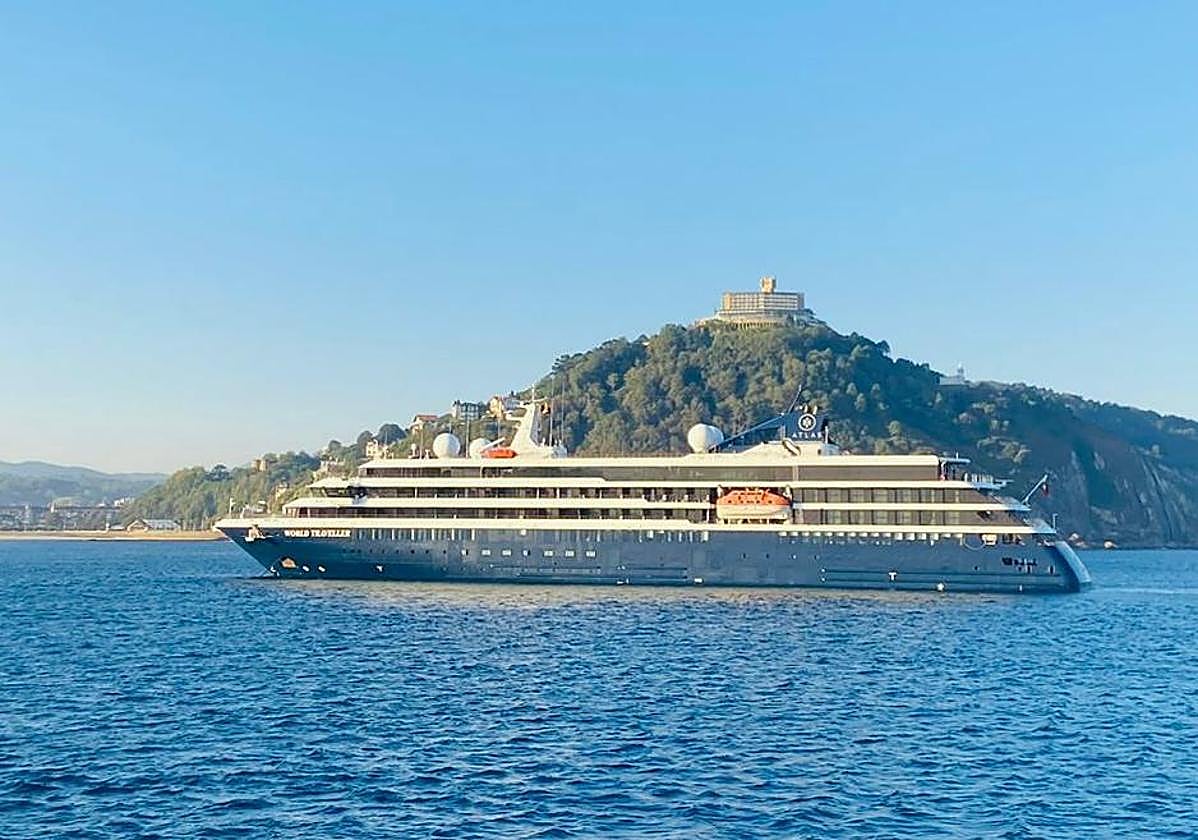 Los turistas se trasladaron del crucero al puerto donostiarra en lanchas.