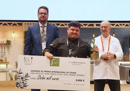 Juan José Mesa recibiendo el premio junto a Pedro Subijana.