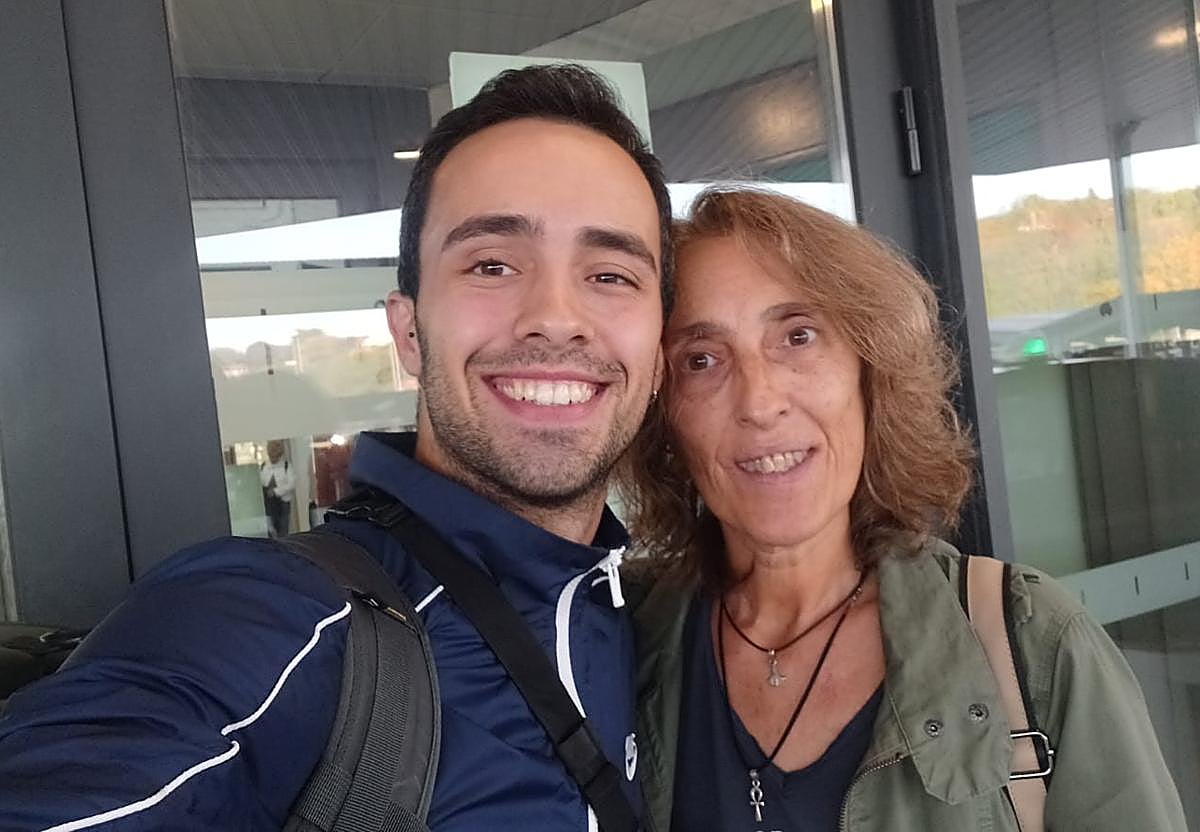 El donostiarra Lander Cerrillo, con su madre Ana a su llegada al aeropuerto de Hondarribia este miércoles.
