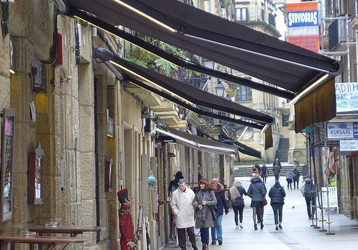 Varios toldos colocados en fachadas de la Parte Vieja de Donostia