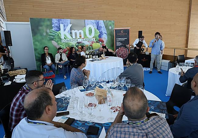 Comida celebrada en el comedor portátil