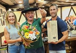 La alcaldesa Leire Artola y el socio de Murumendi Arkaitz Marteles posan junto al ganador Ramón Arandia en la entrega de premios.